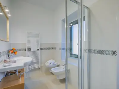 Badezimmer mit Dusche