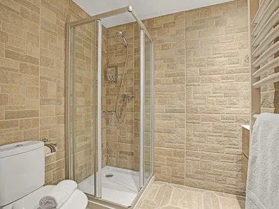 Badezimmer mit Dusche