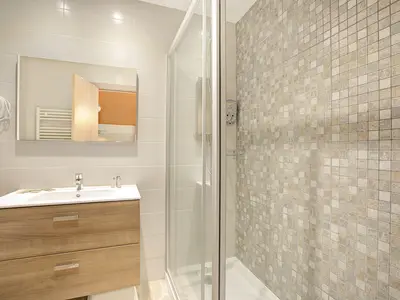 Badezimmer mit Dusche
