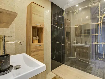 Badezimmer mit Dusche