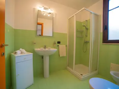 Badezimmer mit Dusche