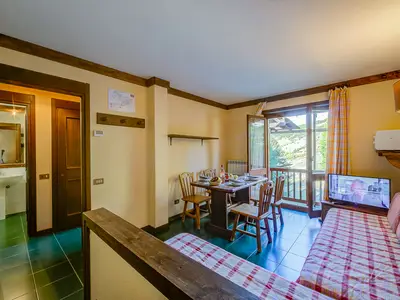 Wohnzimmer und Esstisch