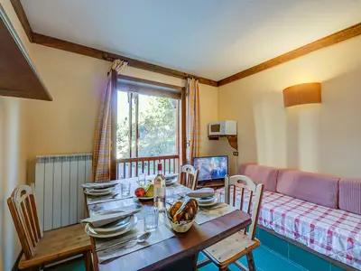 Wohnzimmer und Esstisch