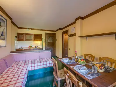 Wohnzimmer und Esstisch