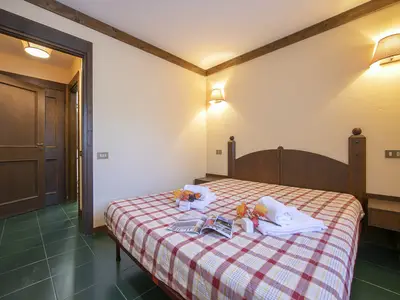 Schlafzimmer mit Doppelbett