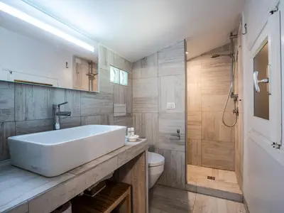 Badezimmer mit Dusche