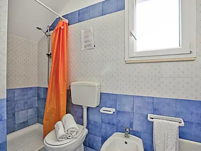Badezimmer mit Dusche