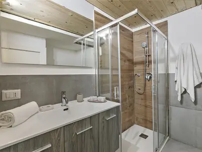 Badezimmer mit Dusche