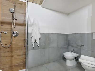 Badezimmer mit Dusche