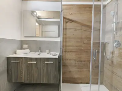 Badezimmer mit Dusche