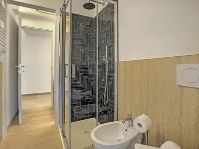 Badezimmer mit Dusche