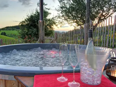 Romantische Auszeit im Whirlpool  kann auf Anfrage dazugebucht werden