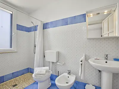 Badezimmer mit Dusche