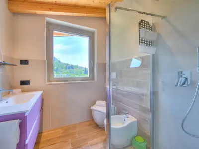 Badezimmer mit Dusche