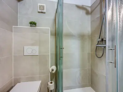 Badezimmer mit Dusche