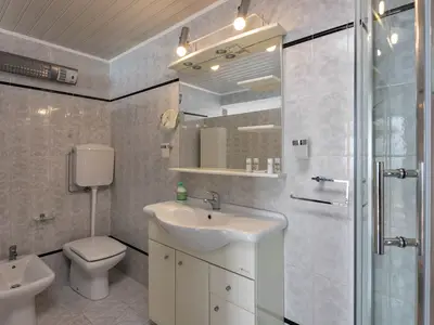 Badezimmer mit Dusche