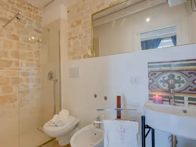 Badezimmer mit Dusche