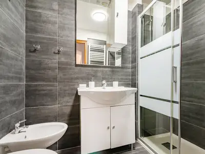 Badezimmer mit Dusche