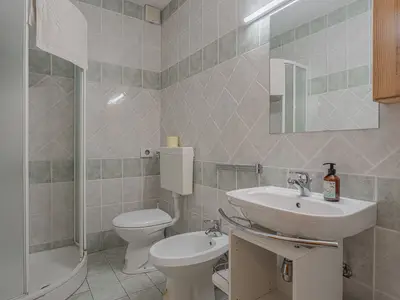 Badezimmer mit Dusche