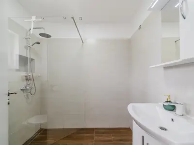 Badezimmer mit Dusche