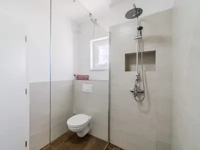 Badezimmer mit Dusche