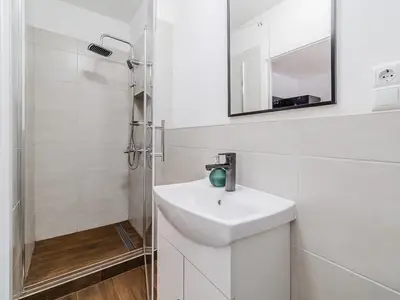 Badezimmer mit Dusche