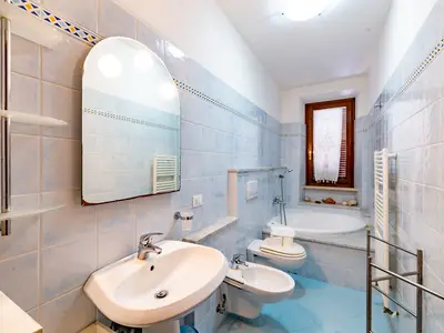 Badezimmer mit Badewanne