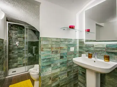 Badezimmer mit Dusche