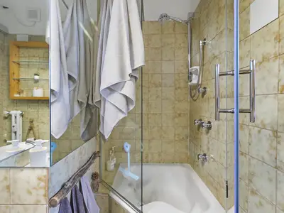 Badezimmer mit Dusche