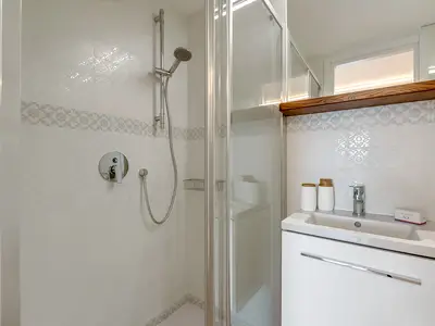 Badezimmer mit Dusche