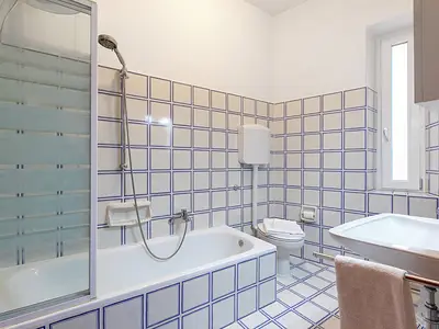 Badezimmer mit Badewanne