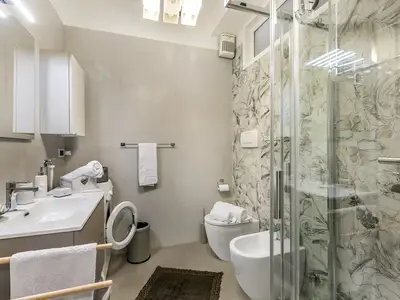 Badezimmer mit Dusche