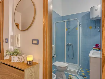 Badezimmer mit Dusche