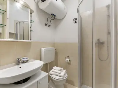 Badezimmer mit Dusche