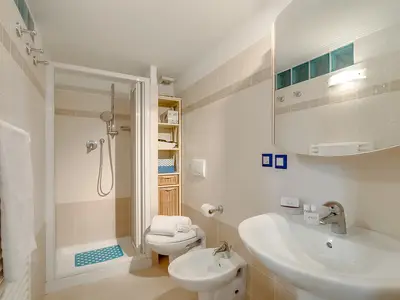 Badezimmer mit Dusche