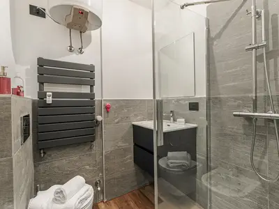 Badezimmer mit Dusche