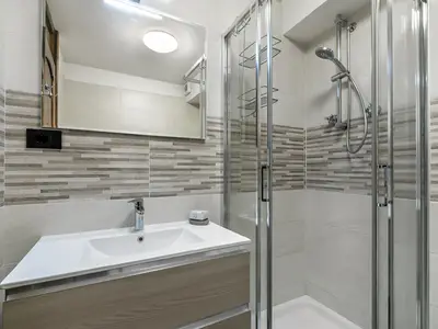 Badezimmer mit Dusche