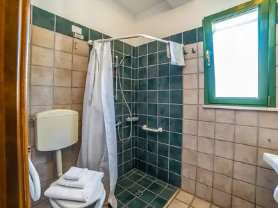 Badezimmer mit Dusche