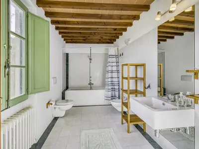 Badezimmer mit Badewanne