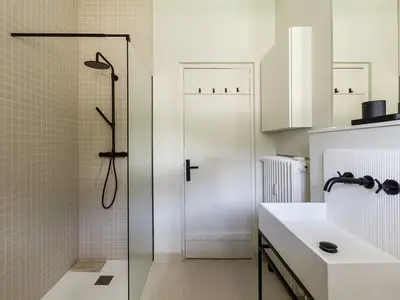 Badezimmer mit Dusche