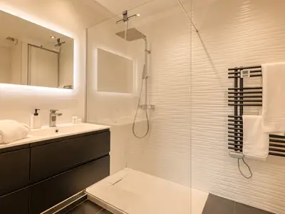 Badezimmer mit Dusche