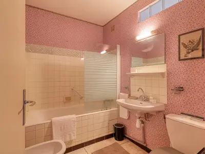 Badezimmer mit Badewanne