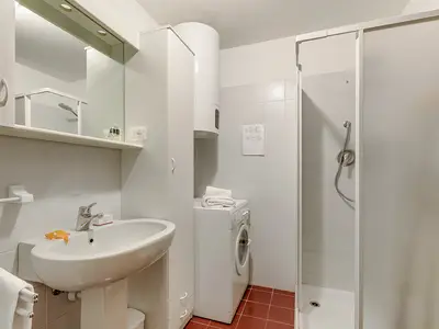 Badezimmer mit Dusche