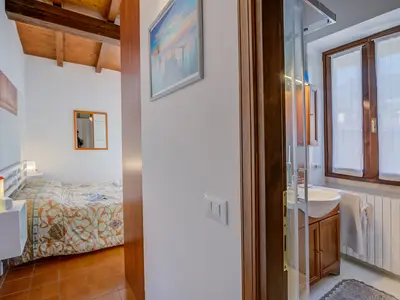 Badezimmer mit Dusche