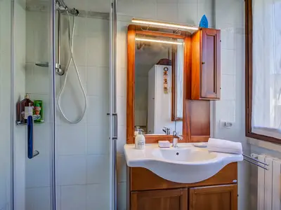 Badezimmer mit Dusche