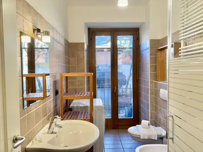 Badezimmer mit Dusche