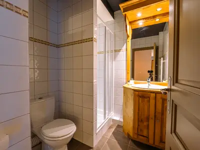 Badezimmer mit Dusche