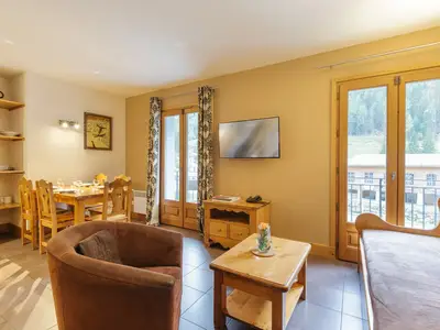 Wohnzimmer mit offener Küche