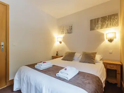 Schönes Schlafzimmer mit Doppelbett