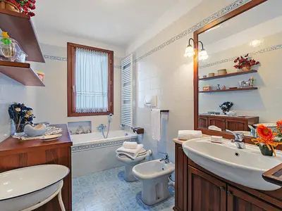 Badezimmer mit Badewanne